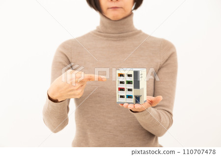 Middle woman with a model of a condominium 110707478