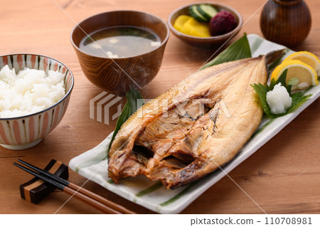 打開鯖魚鯖魚,乾燥過夜 打開鯖魚鯖魚,乾燥過夜 110708981