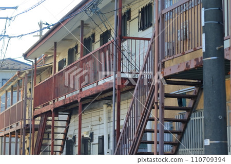 Old apartment image 110709394