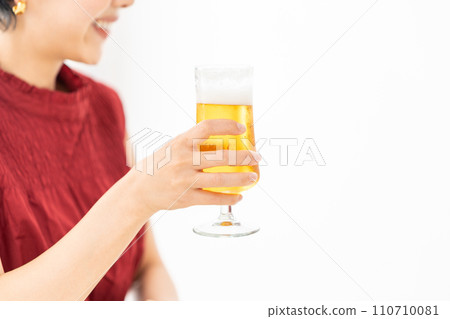 Woman drinking beer (parts model) 110710081