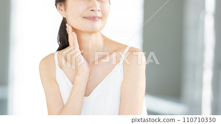 A middle-aged woman who does skin care A middle-aged woman who does skin care 110710330