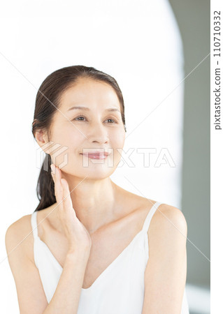 做皮膚護理的中年婦女 110710332