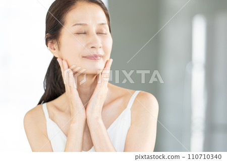A middle-aged woman who does skin care 110710340