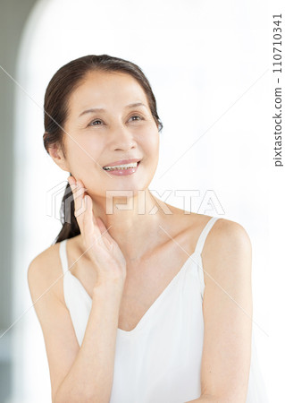 A middle-aged woman who does skin care 110710341
