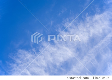 Refreshing blue sky and thin clouds (background material) 110710496