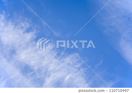 Refreshing blue sky and thin clouds (background material) 110710497
