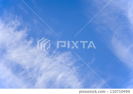 Refreshing blue sky and thin clouds (background material) 110710499