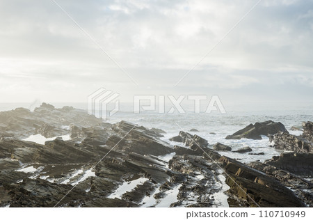波濤洶湧的自然風光 | 犬吠岬燈塔（銫子群）下砂岩和泥岩的交錯 110710949