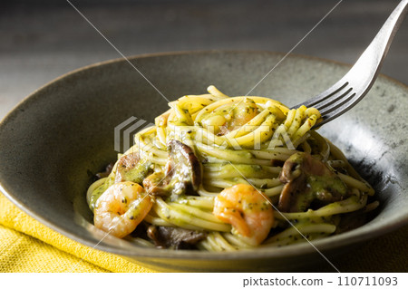 Genovese with shrimp and mushrooms 110711093