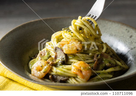 Genovese with shrimp and mushrooms 110711096