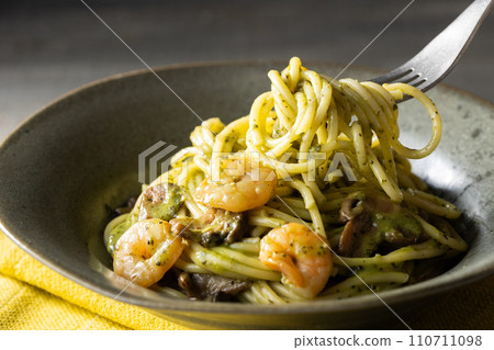 Genovese with shrimp and mushrooms 110711098