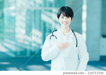 A female medical worker stands in the aisle. A female medical worker stands in the aisle. 110711556