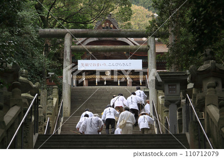 Kotohira Shrine, a pilgrim going up the four steps in front of the main shrine. Kotohira Shrine, a pilgrim going up the four steps in front of the main shrine. 110712079