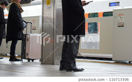 冬季在名古屋站等待火車的上班族和旅客 冬季在名古屋站等待火車的上班族和旅客 110713506