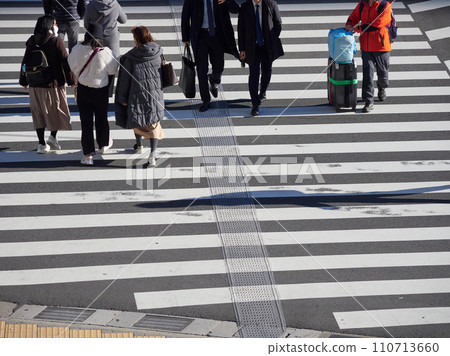 人們在冬季城市的十字路口過行人穿越道 人們在冬季城市的十字路口過行人穿越道 110713660