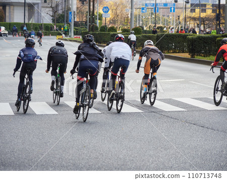 東京街頭舉行自行車比賽的運動員 110713748