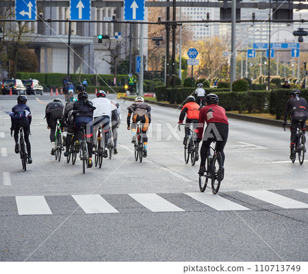東京街頭舉行自行車比賽的運動員 110713749