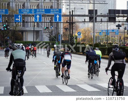 東京街頭舉行自行車比賽的運動員 110713750