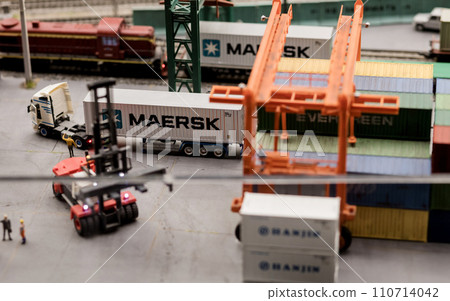 Miniature containers of Maersk Miniature containers of Maersk 110714042