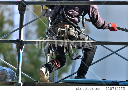 Construction site: Assembling temporary scaffolding for painting work, work scene of a jump craftsman 110714255