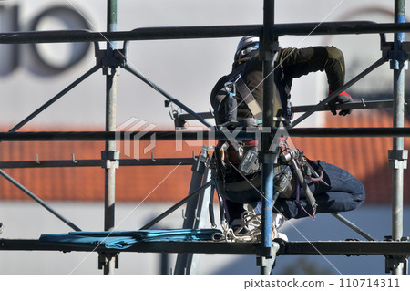 施工現場：搭建臨時鷹架進行噴漆工作，跳躍工匠的工作場景 110714311