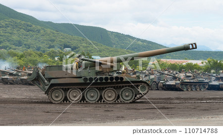 Japan Ground Self-Defense Force 203mm self-propelled howitzer in motion 110714788
