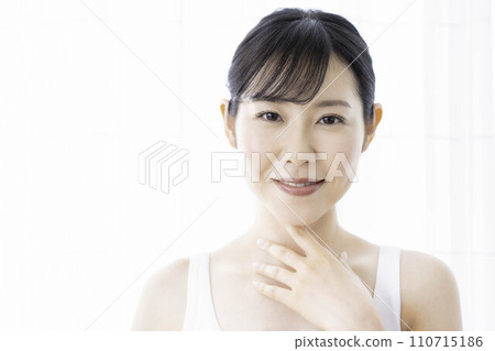 30多歲的女人覺得皮膚濕潤 110715186