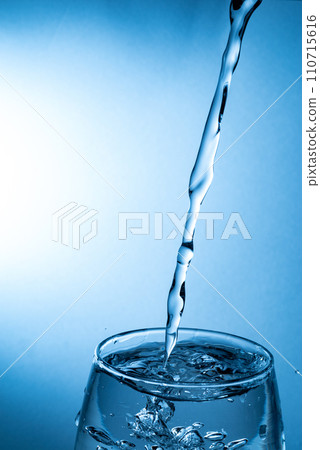 將水倒入杯中 將水倒入杯中 110715616