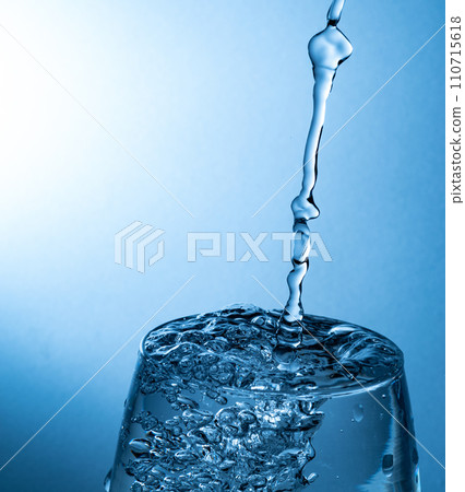 pour water into a cup pour water into a cup 110715618