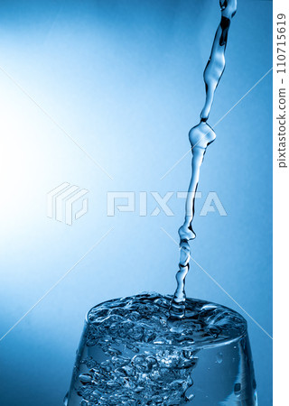 pour water into a cup pour water into a cup 110715619