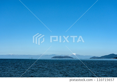 A view of northern Lake Biwa seen from the shore of Moriyama City A view of northern Lake Biwa seen from the shore of Moriyama City 110715657