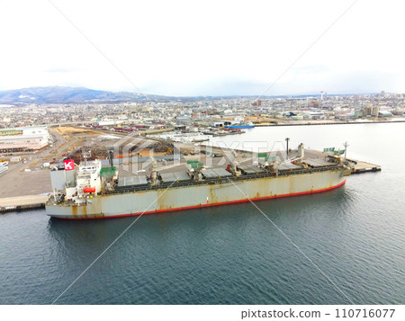 Photographing a cargo ship handling cargo at Hakodate Port in Hakodate City, Hokkaido in winter Photographing a cargo ship handling cargo at Hakodate Port in Hakodate City, Hokkaido in winter 110716077