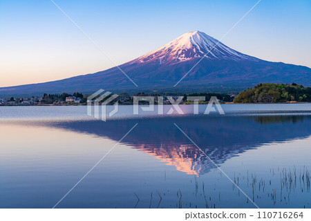 [富士山素材]早晨從河口湖看到的富士山[山梨縣] 110716264