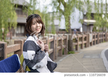 穿著浴衣的年輕女子的肖像 110716839