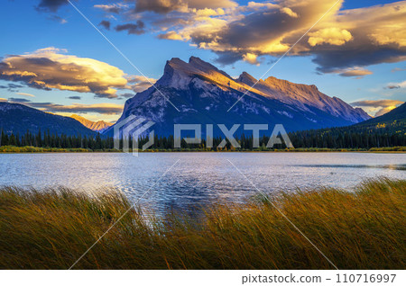 Sunset over Vermilion Lake in Banff National Park, Alberta, Canada 110716997