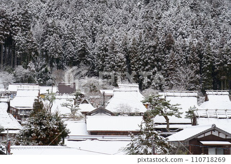 下雪天的京都美山茅吹之裡 110718269