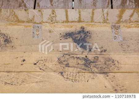 Contractor who constructs wooden decks 110718978