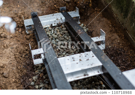 Contractor who constructs wooden decks 110718988