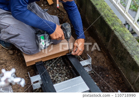 Contractor who constructs wooden decks 110718990