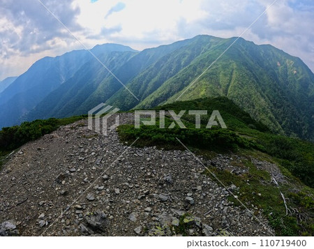 從音更山頂到石漾山的山脊線 從音更山頂到石漾山的山脊線 110719400