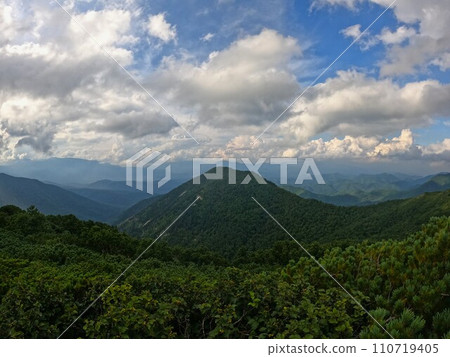 從石∆統一山山頂看周圍的山脈 從石∆統一山山頂看周圍的山脈 110719405