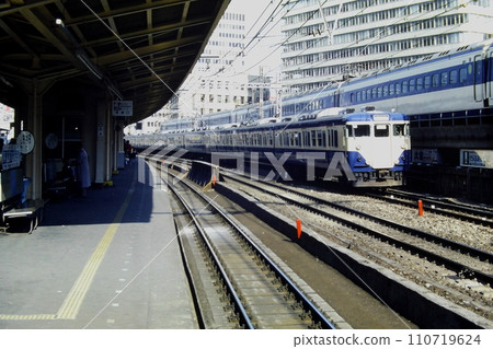 Yokosuka Line trains lined up with 0 series Shinkansen in Yurakucho, 113 series Kuha 111-1418 and others, February 11, 1980 Yokosuka Line trains lined up with 0 series Shinkansen in Yurakucho, 113 series Kuha 111-1418 and others, February 11, 1980 110719624