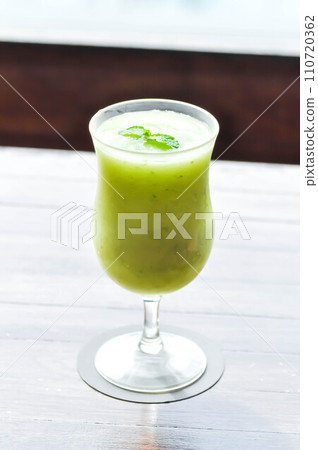 fruit juice or apple juice , apple smoothie or fruit smoothie or green apple smoothie 110720362