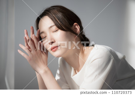 Stylish woman with a beautiful and lethargic expression (ennui) in the sunlight Beauty and beauty Stylish woman with a beautiful and lethargic expression (ennui) in the sunlight Beauty and beauty 110720373