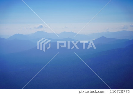 從石拔出山眺望額平湖周圍的山脈 從石拔出山眺望額平湖周圍的山脈 110720775