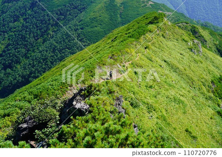 沿著石灸山山脊線走的登山者 沿著石灸山山脊線走的登山者 110720776