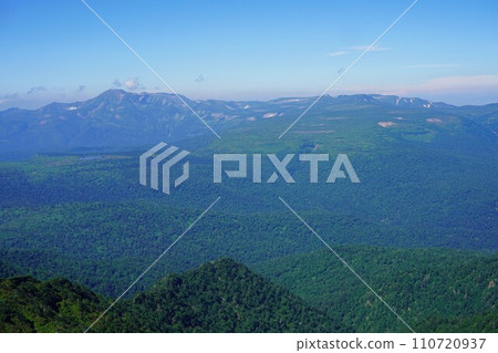 Mt. Tomuraushi and Mt. Kaundake from the summit of Mt. Ishikaridake 110720937
