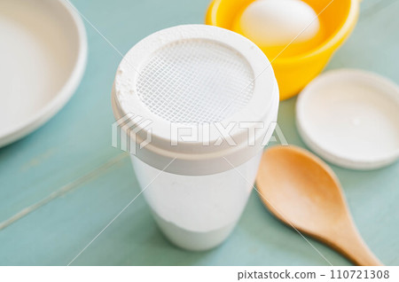 Stocker with flour sieve 110721308