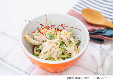 Dried radish and tuna salad 110721322