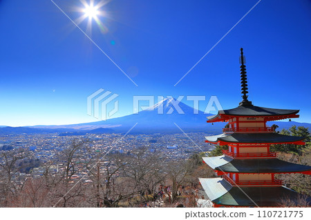 山梨縣新倉山淺間公園的富士山 山梨縣新倉山淺間公園的富士山 110721775